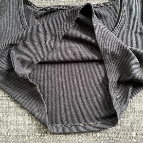 Lululemon Black LA Front Cut-Out Crop Tank - Picture 4 of 6